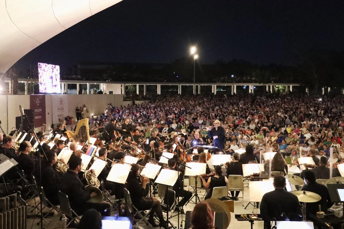 La Orquesta Sinfónica de Yucatan y el Coro de Cámara del Estado interpretaron a los Beatles en el anfiteatro del Gran Parque de La Plancha, como parte del festival Otoño Cultural 2025. Foto 