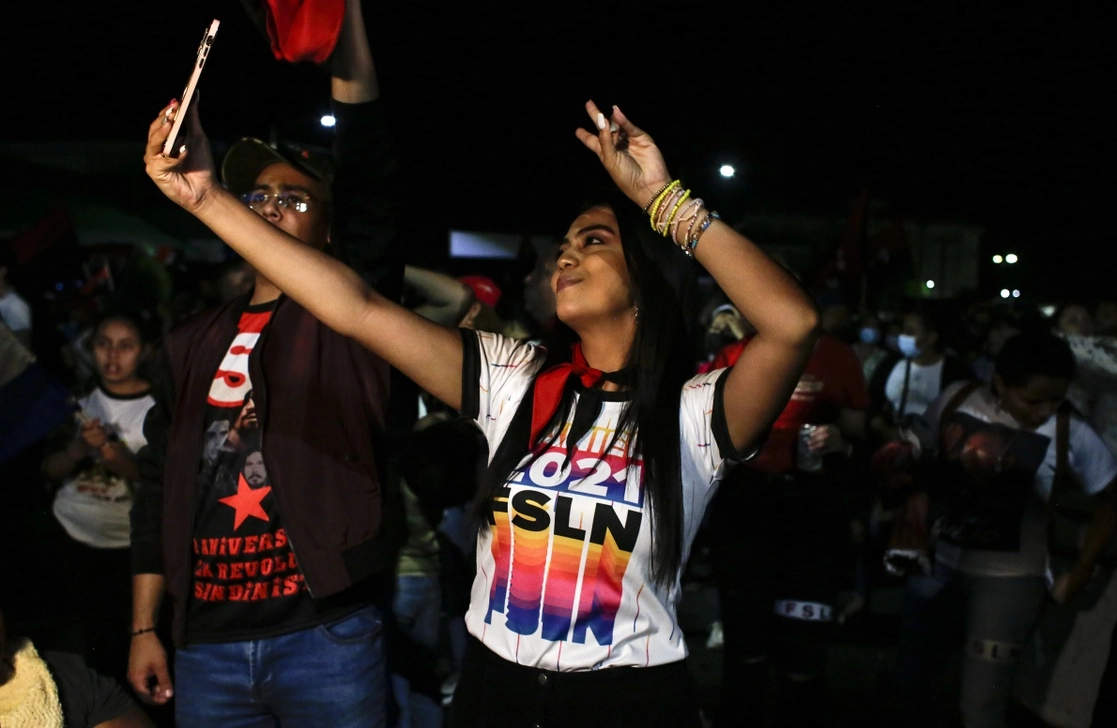 Partidarios del presidente Daniel Ortega festejaron ayer en Managua el virtual triunfo del candidato del FSLN. Foto Xinhua