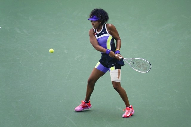 Naomi Osaka tuvo que esforzarse para derrotar en tres sets a la joven Marta Kostyuk y clasificar a los octavos de final del Abierto de Estados Unidos, torneo que conquistó en 2018. Foto Ap
