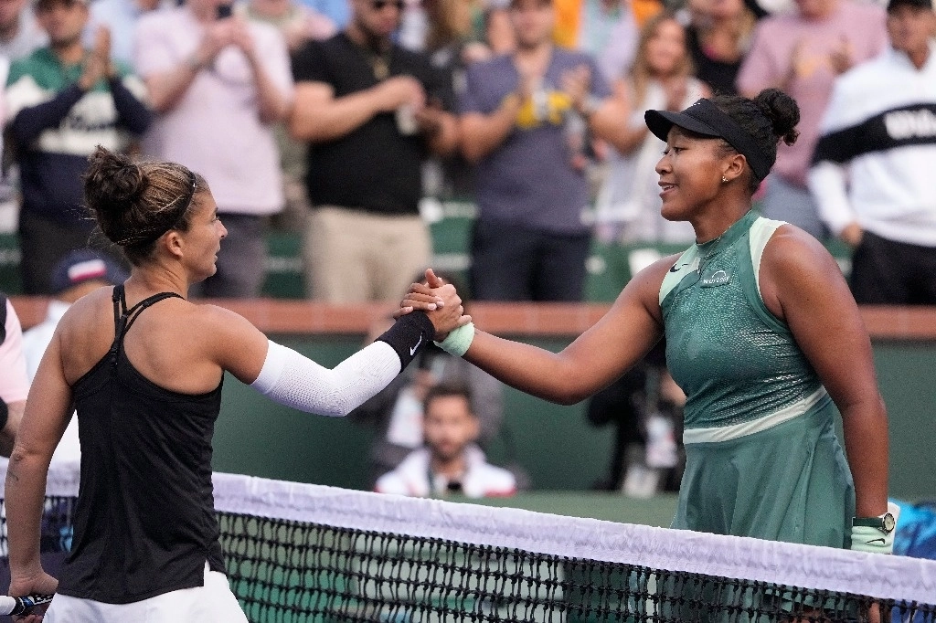 Osaka, caída hasta el puesto 287 del ranking por su parón por maternidad, venció a la italiana Sara Errani. Foto Ap