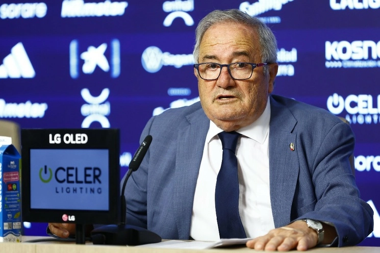 El presidente del Club Atlético Osasuna, Luis Sabalza Iriarte, durante conferencia de prensa, el 25 de julio de 2025. Foto tomada de Twitter @Osasuna