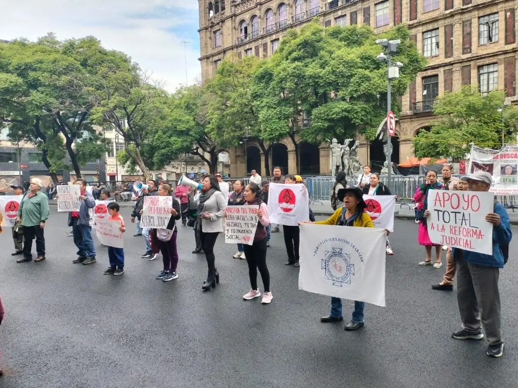 Integrantes de la Alianza de Organizaciones Sociales frente a la sede de la Suprema Corte. Imagen tomada de https://www.facebook.com/AlianzaOrganizacionesSociales