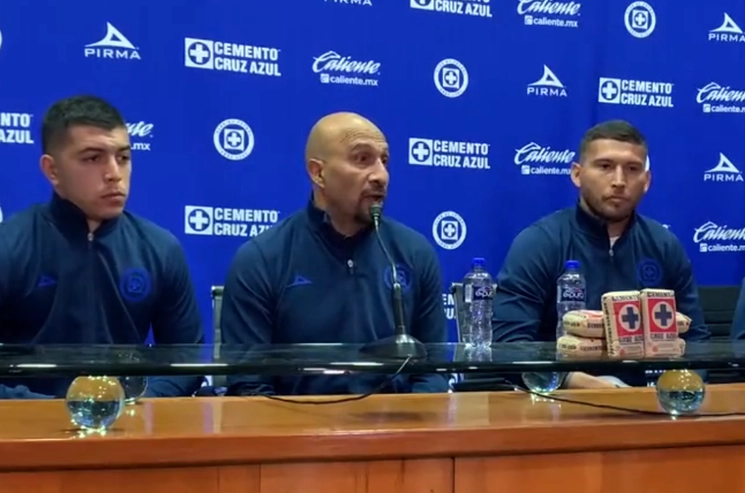 Óscar Pérez, director deportivo de Cruz Azul, ratificó al técnico Joaquín Moreno en su cargo. Foto @CruzAzul