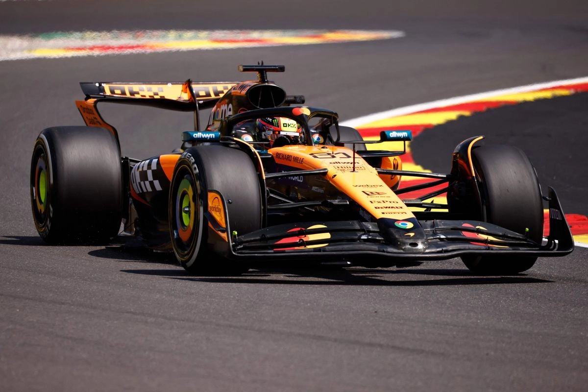 Oscar Piastri de la escudería McLaren abordo de su monoplaza en los ensayos libres del GP de Bélgica, en el circuito Spa-Francorchamps, el 25 de julio de 2025. Foto 