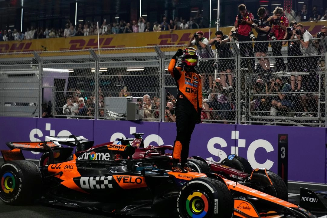 Oscar Piastri de la escudería McLaren logró cruzar en primer lugar la bandera a cuadros en el GP de Arabia Saudita que tuvo ligar en el circuito urbano de Yeda. Foto 