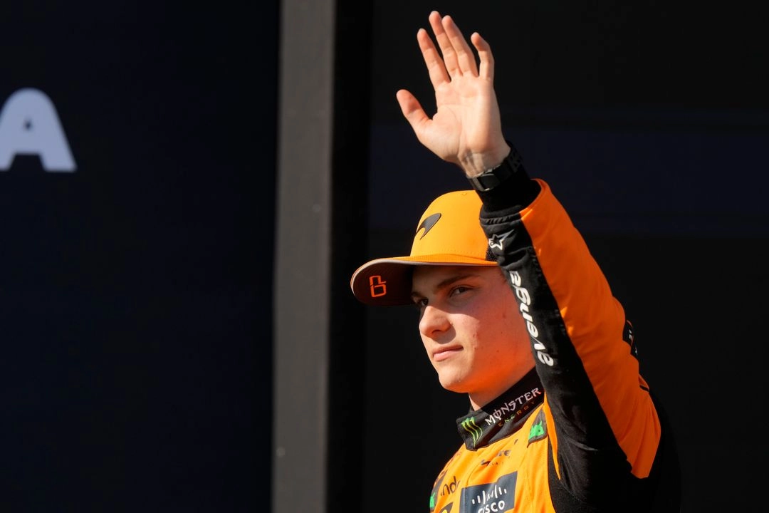 Oscar Piastri de la escudería McLaren saluda al público tras lograr la 'pole position' del GP de Emilia-Romaña. Foto 