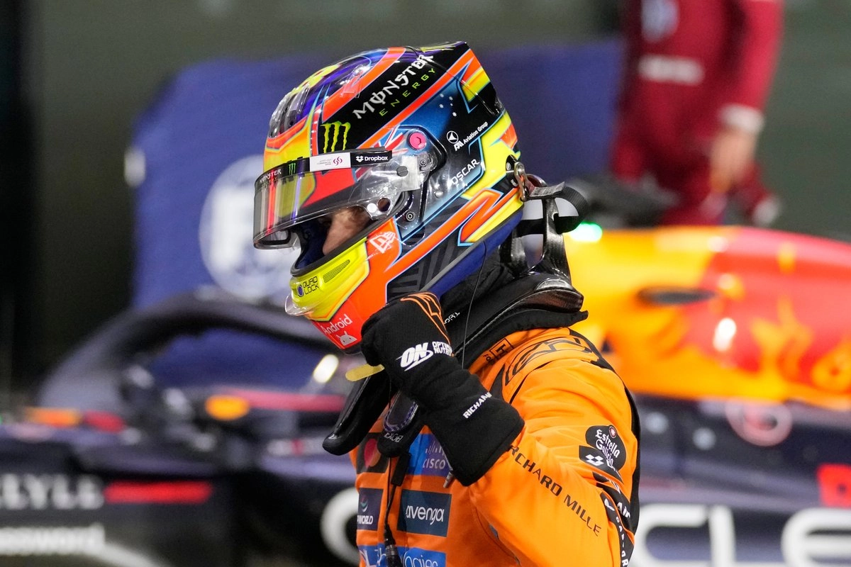 Oscar Piastri de la escudería McLaren celebra la 'pole position' que ganó para el GP de Qatar; tanto él como Max Verstappen, de Red Bull, pueden arrebatarle el campeonato a Lando Norris, quien saldrá desde la segunda posición en la penúltima carrera de la temporada 2025. Foto 