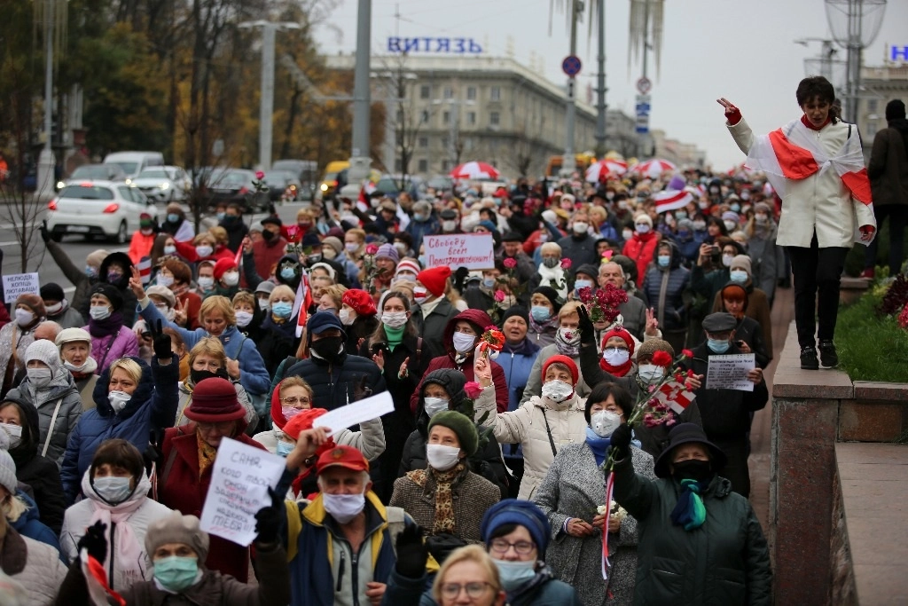 Pensionados de Bielorrusia salieron a las calles de Minsk  exigiendo la renuncia del presidente Aleksander Lukashenko. Foto Ap 