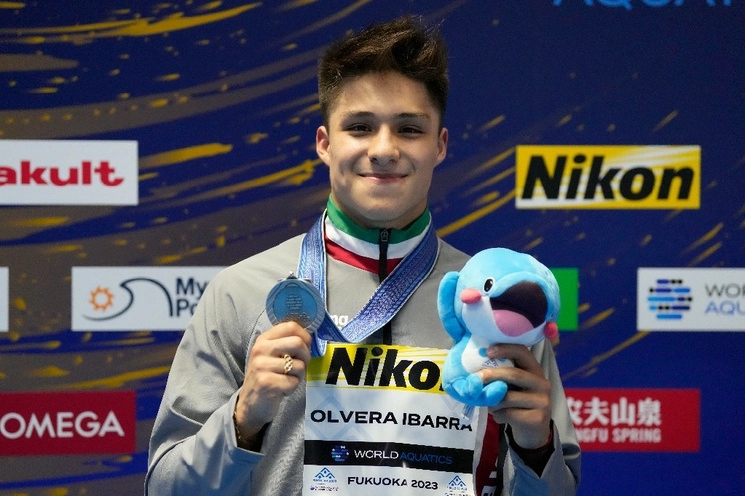 El medallista de plata Osmar Olvera Ibarra de México celebra durante la ceremonia del podio de la competencia de trampolín masculino de 1 metro en el Campeonato Mundial de Natación en Fukuoka, Japón, el domingo 16 de julio de 2023. Foto AP
