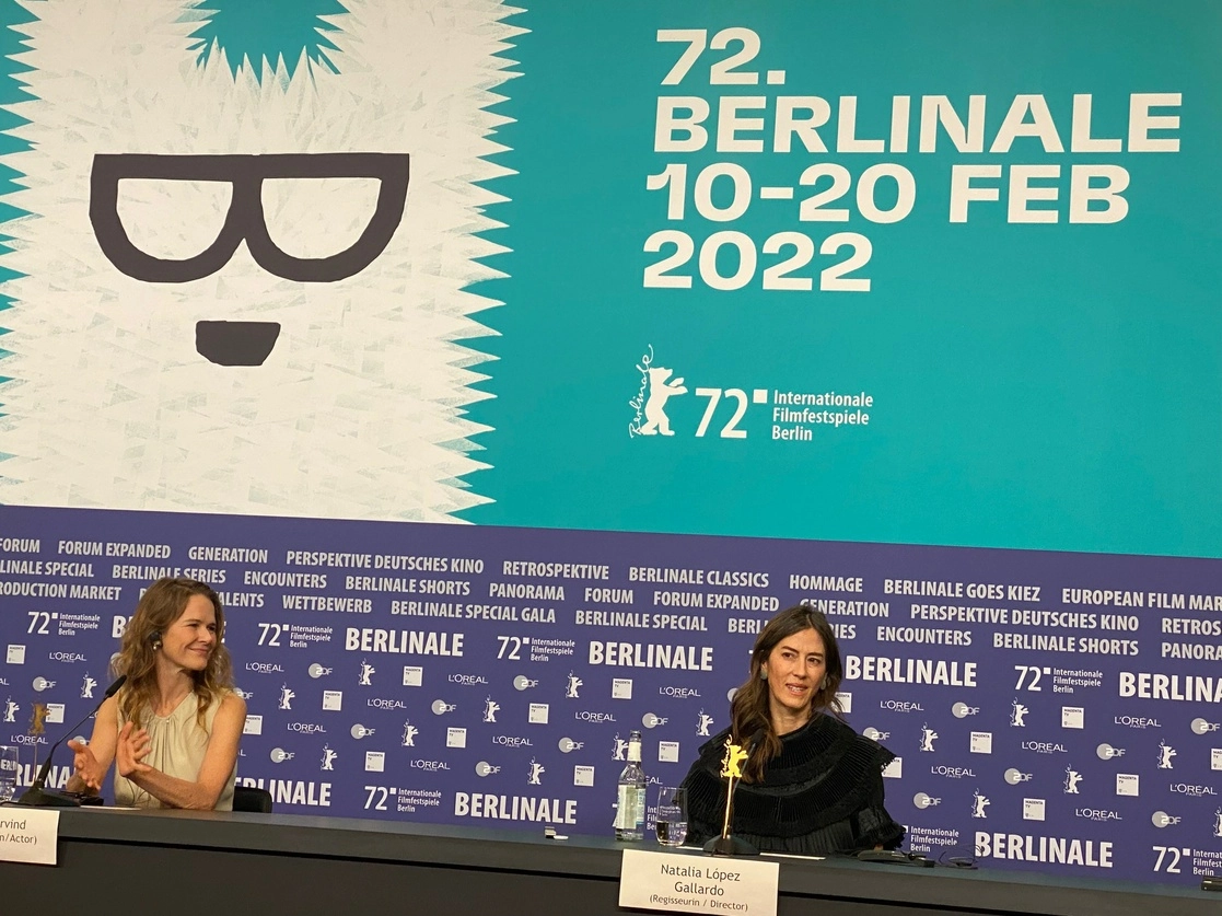 La directora de ‘Manto de Gemas’, Natalia López Gallardo, acompañada de la protagonista de la historia, la actriz Nailea Norwind. Foto Alia Lira Hartmann