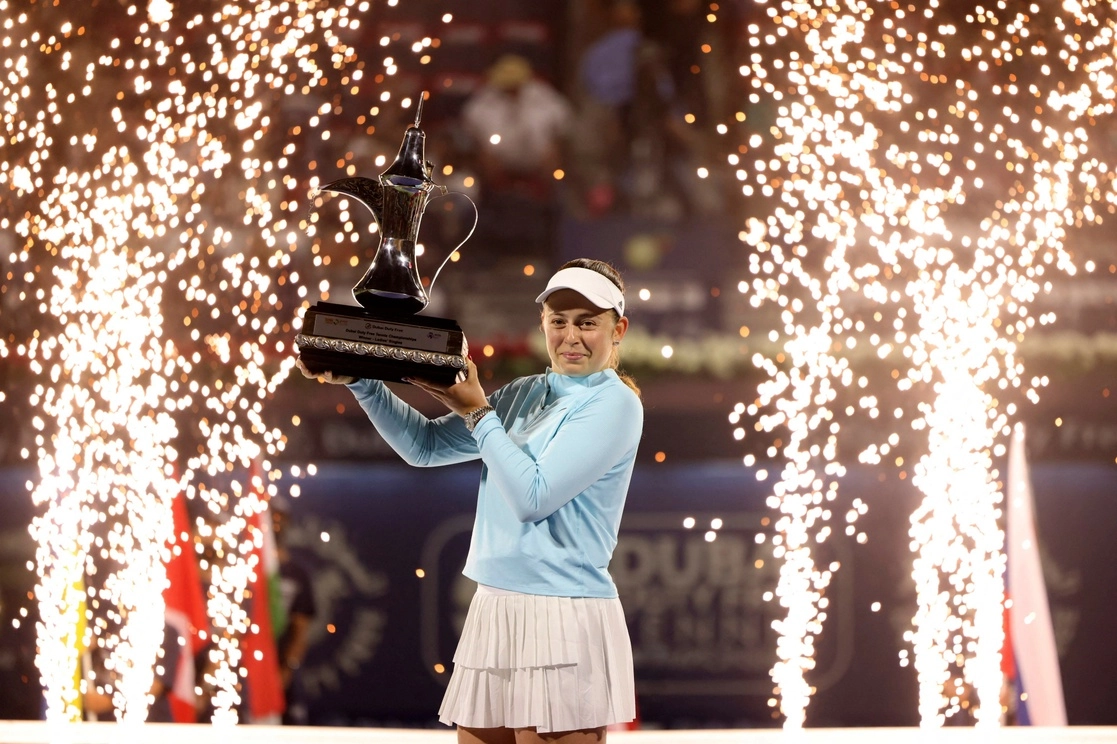 Jelena Ostapenko levanta el trofeo de campeona del torneo WTA 500 de Dubái. Foto Afp
