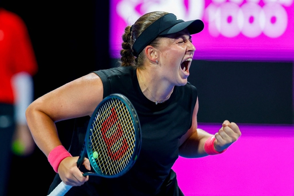  La letona Jelena Ostapenko reacciona después de ganar el partido de semifinales del Abierto de Qatar 2025 de la WTA contra la polaca Iga Swiatek en el Complejo Internacional de Tenis Khalifa en Doha el 14 de febrero de 2025. Foto Afp