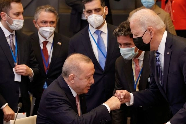 El presidente estadunidense Joe Biden saluda a su par turco Recep Tayyip, durante la cumbre de la OTAN hoy en Bruselas. Foto Afp 