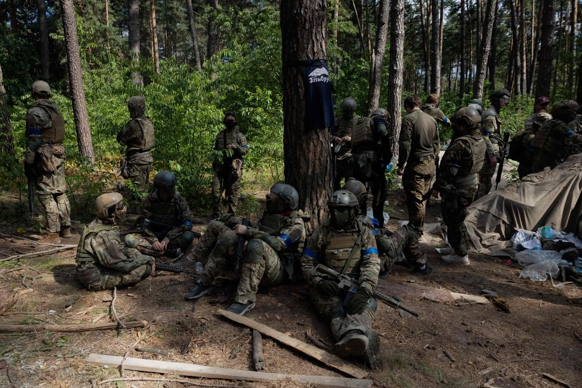 Civiles con uniformes militares participan en un entrenamiento militar organizado por soldados ucranios de la Tercera Brigada de Asalto Independiente en la región de Kiev el 12 de julio de 2025.