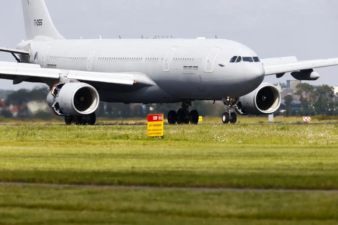 Un avión del Ministerio de Defensa holandés, que transportó a unas 180 personas evacuadas de Afganistán, aterriza en Polderbaan en el aeropuerto de Schiphol, cerca de Ámsterdam, el 20 de agosto de 2021. Foto Anp vía Afp