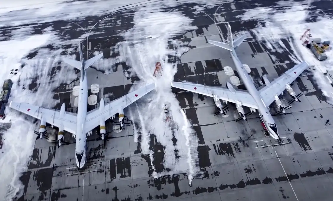 En la imagen, tomada de un video proporcionado por el Servicio de Prensa del Ministerio de Defensa ruso, un par de bombarderos estratégicos TU-95 de la Fuerza Aérea de esa nación permanecen en una base en Engels, cerca del río Volga, ayer. Foto Ap