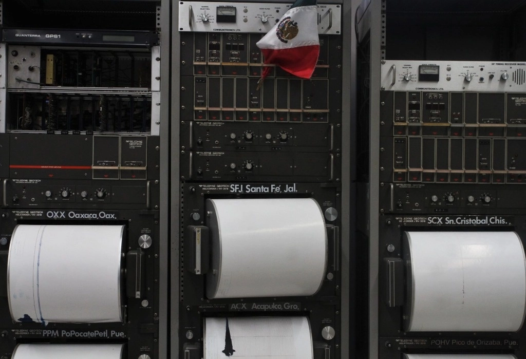 Máquinas de lectura y medición del Sistema Sismológico Nacional, que se encuentra dentro de las instalaciones del Instituto de Geofísica de la UNAM. Foto Cuartoscuro / archivo  