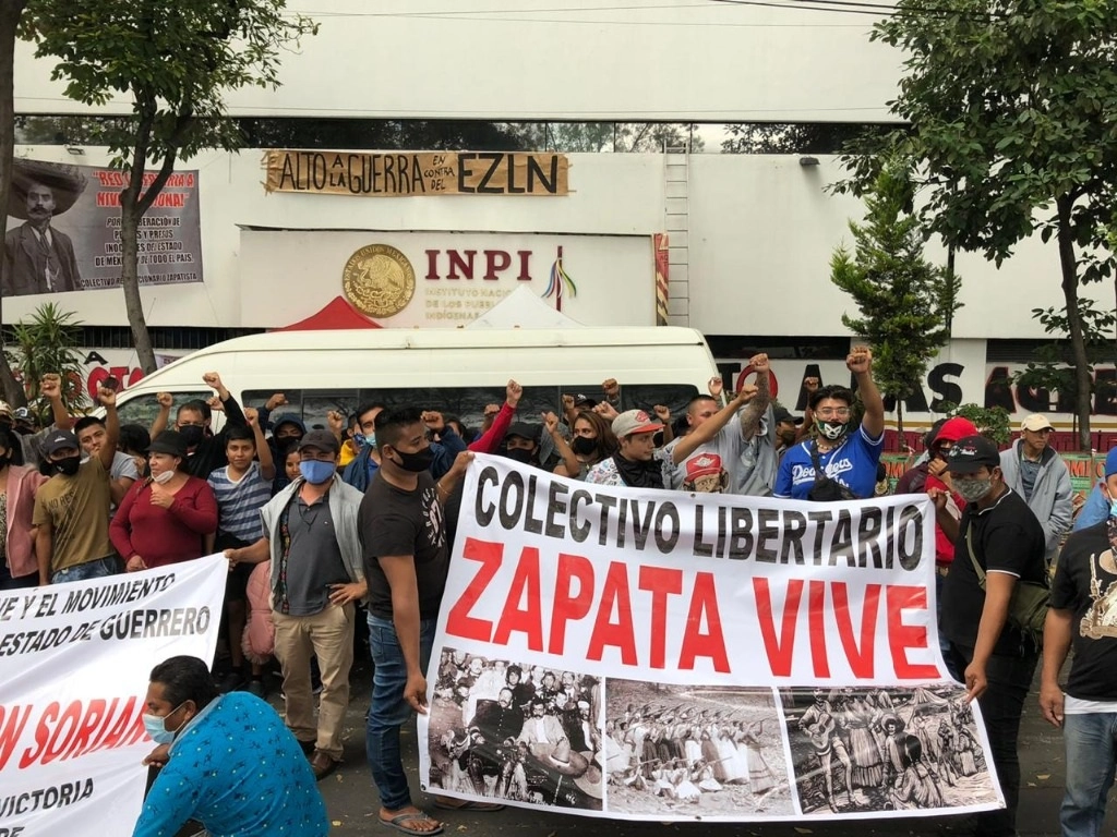Integrantes de la comunidad otomí en la CDMX durante la protesta. Foto Roberto García Ortiz