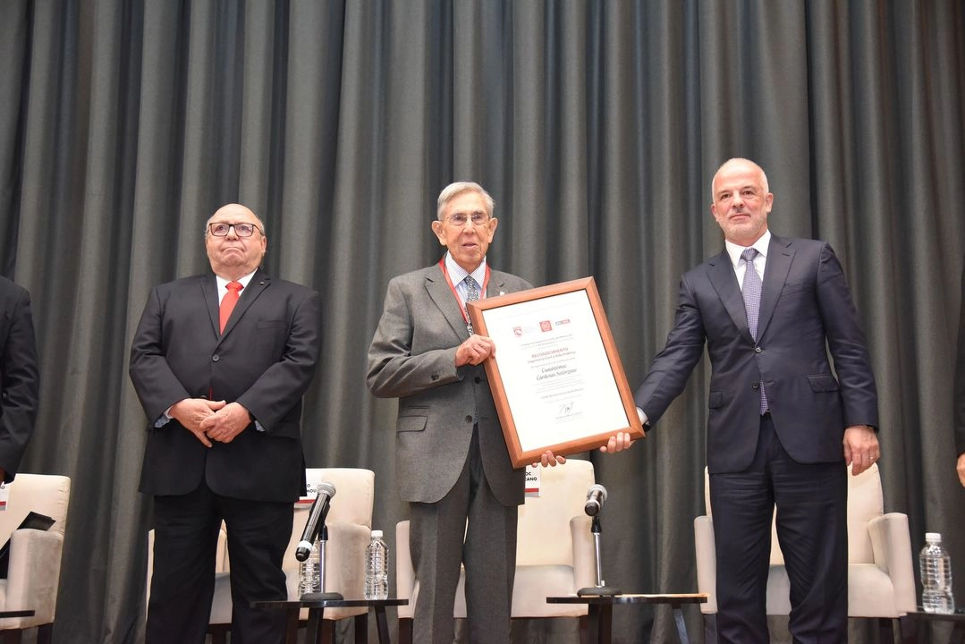 El ingeniero Cuauhtémoc Cárdenas (c) durante la entrega del reconocimiento. Foto 