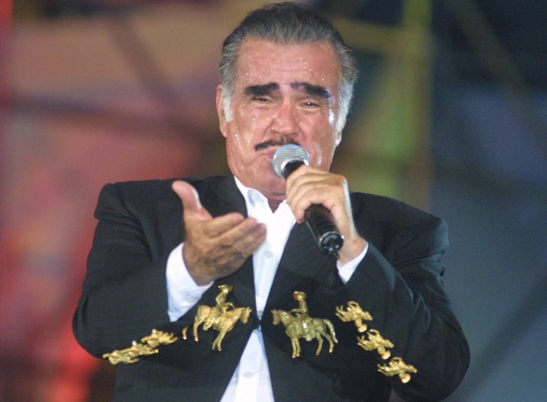 El cantante Vicente Fernández, en un concierto en Acapulco en 2001. Foto Carlos Ramos Mamahua
