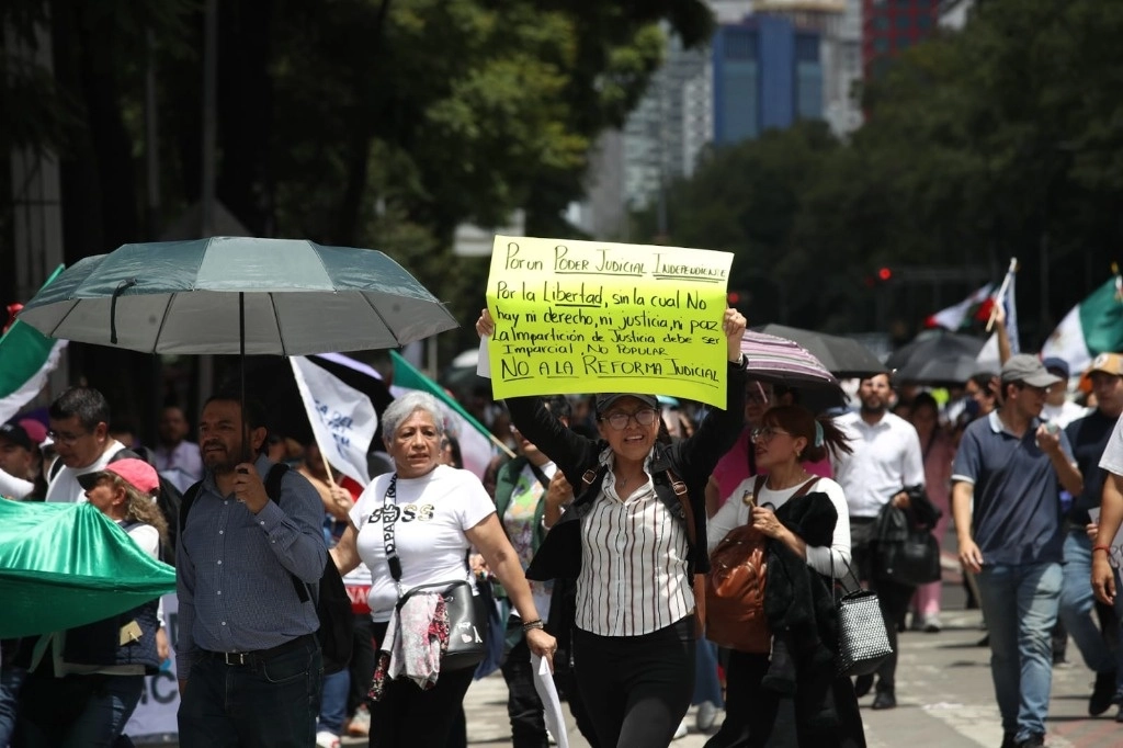 Trabajadores del PJF marchan del Senado al Ángel de la Independencia, para después regresar al plantón que mantienen en el recinto legislativo, en la Ciudad de México, el 6 de septiembre de 2024. Foto Yazmín Ortega Cortés