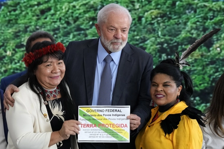 El presidente de Brasil, Luiz Inácio Lula da Silva, sostiene una placa que demarca las Tierras Indígenas, junto a la presidenta de la Fundación Nacional Indígena, Joenia Wapichana (izq.), y la ministra de Pueblos Indígenas, Sonia Guajajara, durante la ceremonia para conmemorar el Día de la Amazonia, en Brasilia, el 5 de septiembre de 2023. Foto Ap