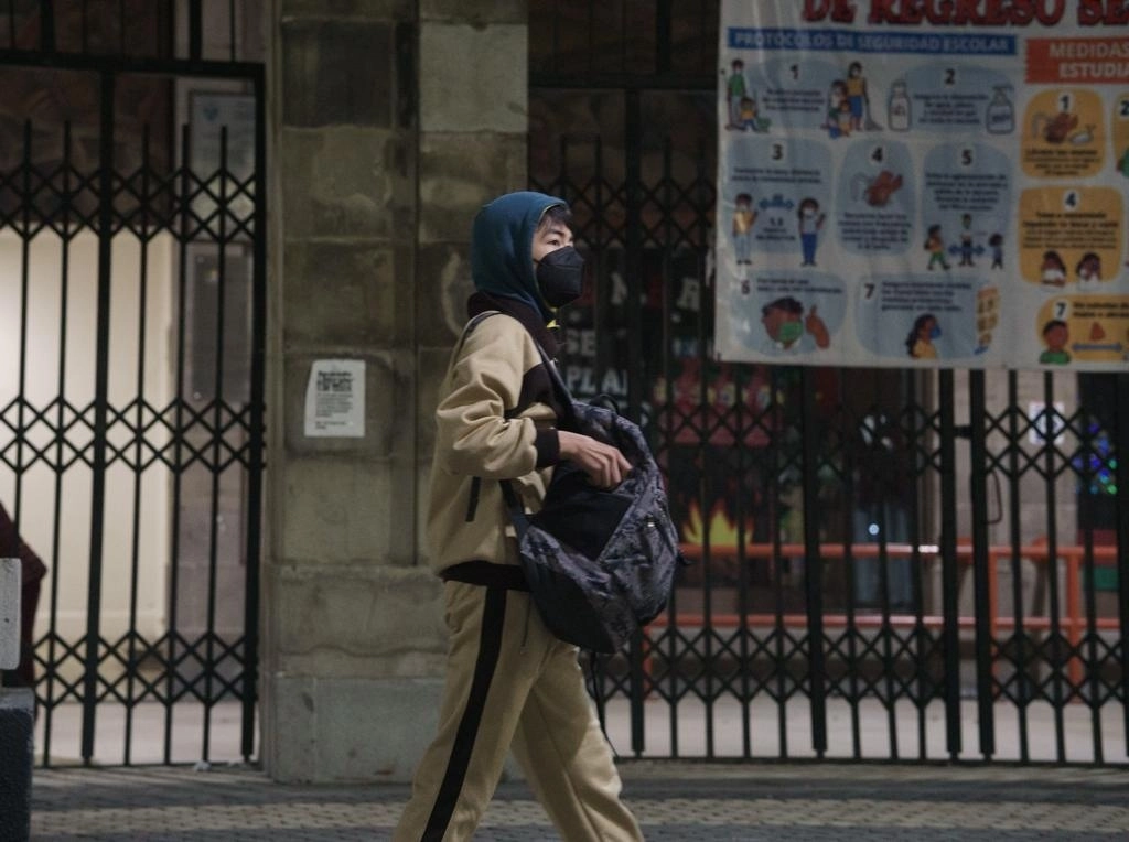 Un alumno de secundaria en la Ciudad de México. Foto Pablo Ramos / Archivo
