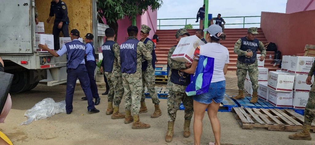 Elementos de la Marina entregan víveres a damnificados por el huracán 'John'. Foto Semar