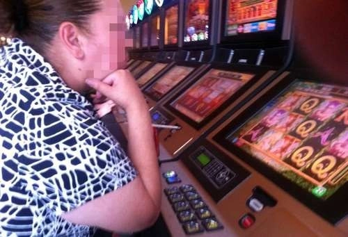 Una cliente en un casino de la CDMX. Foto Roberto García Ortiz/ archivo