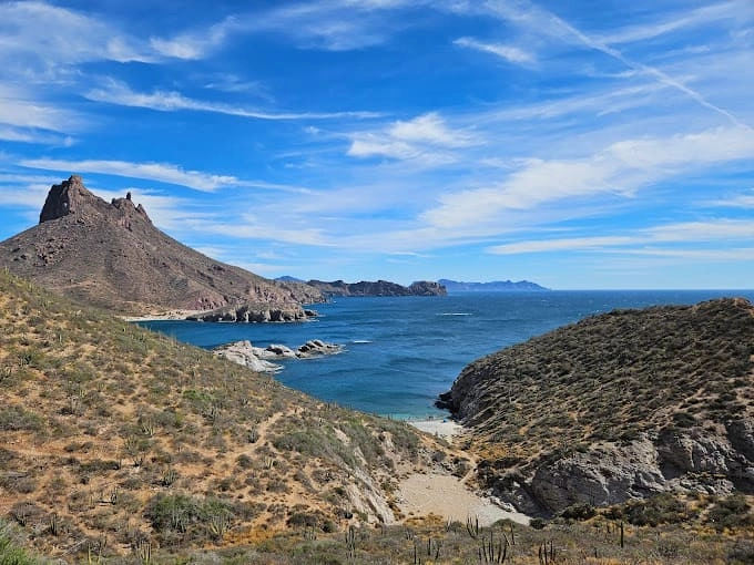 En la localidad de San Carlos, municipio de Guaymas destacan playas de arena blanca y aguas turquesas. Foto tomada de la página web guaymas.gob.mx