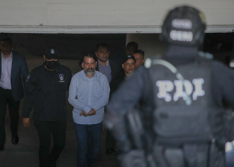 Traslado del ex delegado de la alcaldía Benito Juárez, Christian Von Roehrich, detenido al intentar ingresar a Estados Unidos, el 21 de abril de 2023. Foto Alfredo Domínguez