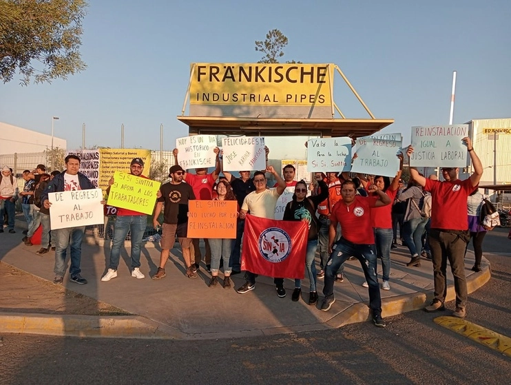 Trabajadores de la compañía distribuidora de autopartes para empresas como Tesla y General Motors, ubicada en Silao, Guanajuato. Foto tomada del sitio https://www.facebook.com/casaobreradelbajio / Archivo