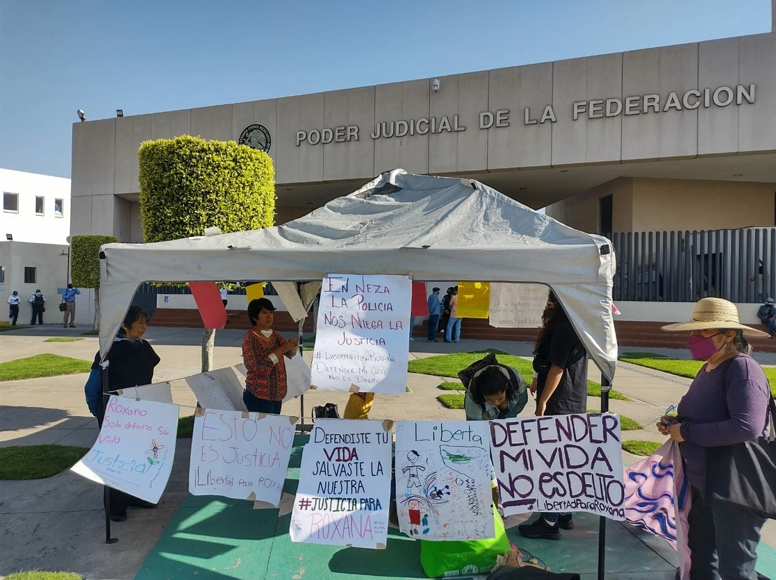 Protesta de amigos y familiares que apoyan a Roxana frente al Poder Judicial de la Federación. Foto René Ramón