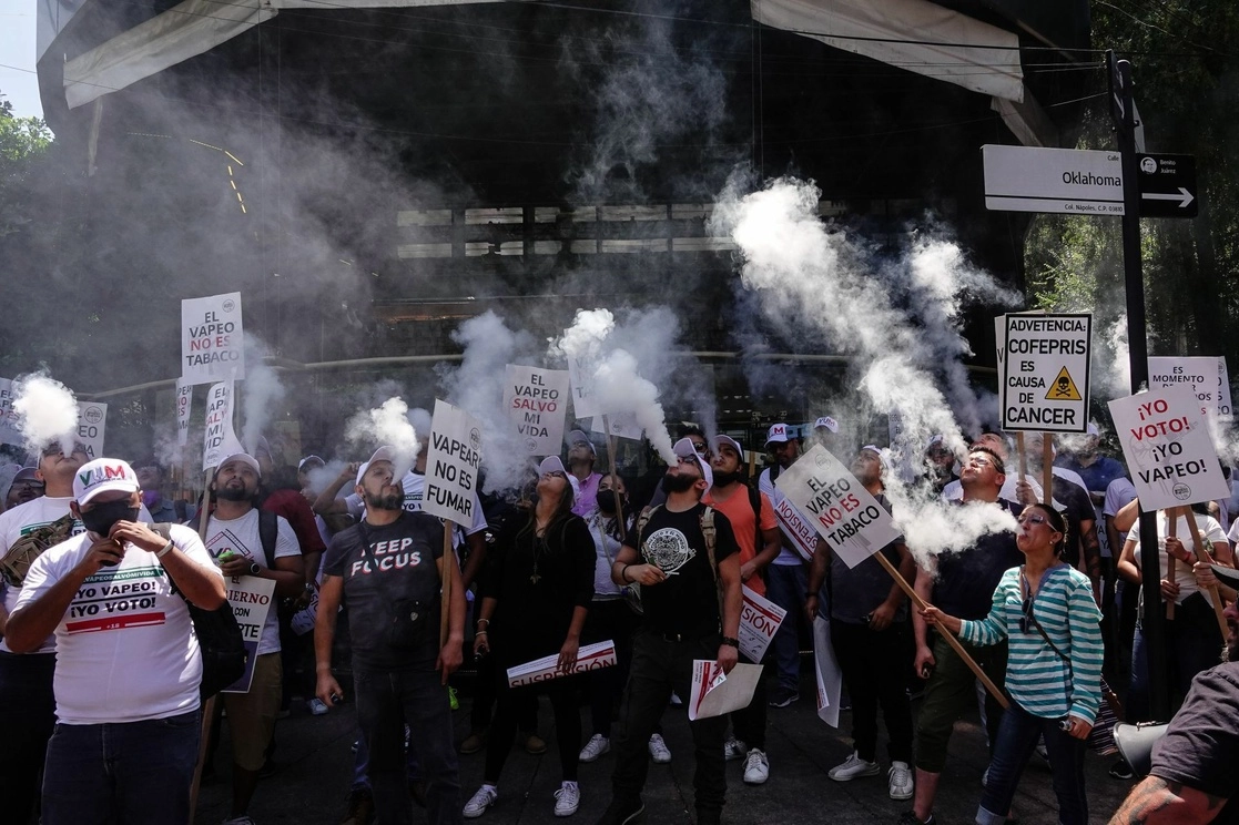 Usuarios de vapeadores protestan ante la Cofepris luego del decreto presidencial de febrero de 2020 que prohíbe la comercialización de estos productos. Foto Cuartoscuro / Archivo