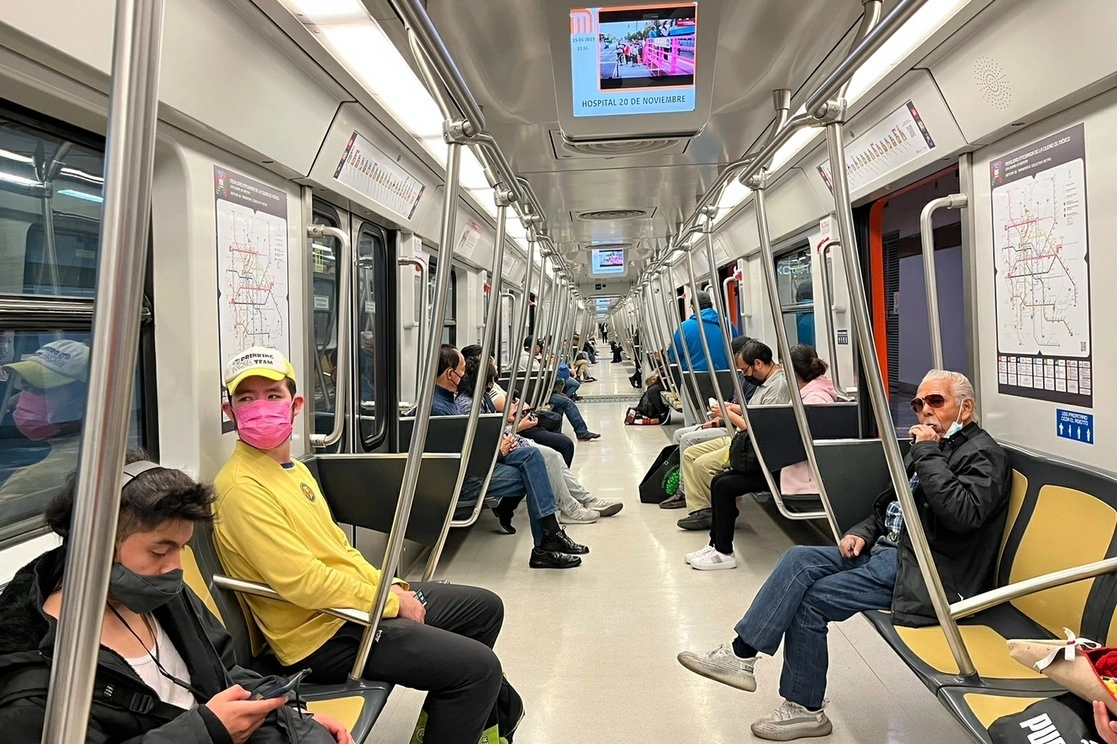 Usuarios del Metro en una estación de la Línea 12. Foto Luis Castillo / Archivo