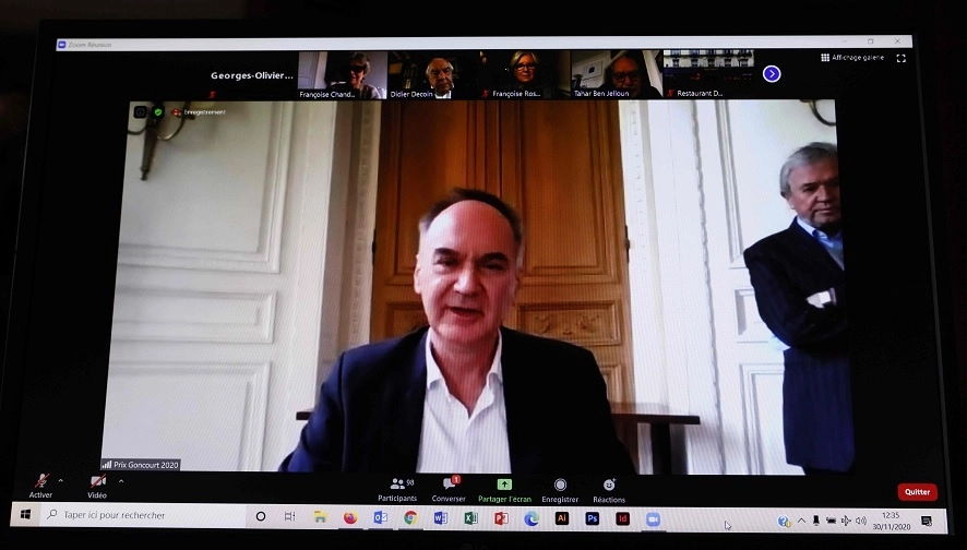 Matemático de formación y experiodista, el autor declaró en videoconferencia: "jamás esperas recibir un premio como el Goncourt. No escribes para obtenerlo". Foto AFP 