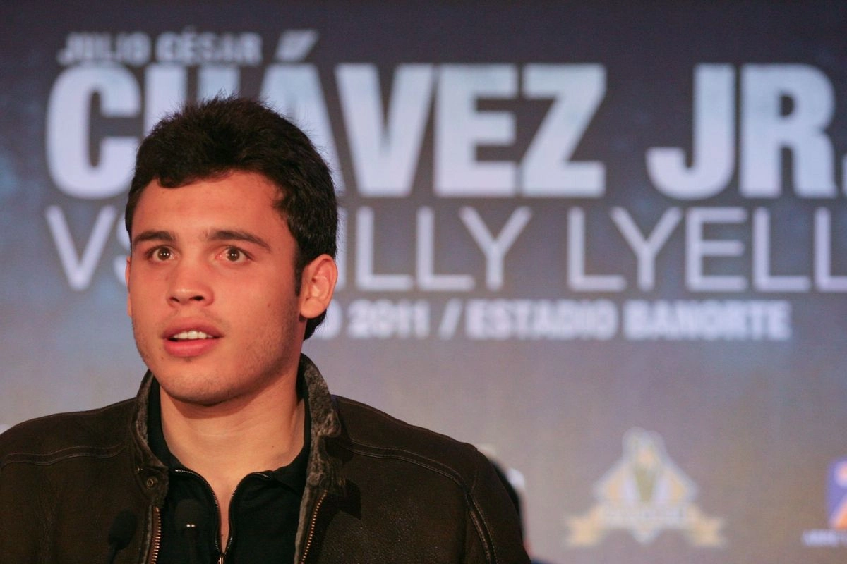 Chávez Jr. deberá presentarse en la próxima audiencia el 24 de noviembre, cuando el juez evaluará los avances de la investigación complementaria. En caso de que sea declarado culpable, podría enfrentar una pena de entre cuatro y ocho años de prisión.