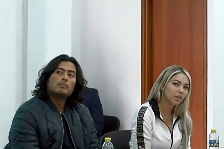 Nicolás Petro, hijo del presidente colombiano, Gustavo Petro, y su ex esposa Daysuris Vásquez, en la audiencia judicial del 30 de julio tras ser arrestado por los delitos de blanqueo de capitales y enriquecimiento ilícito. Foto vía Afp