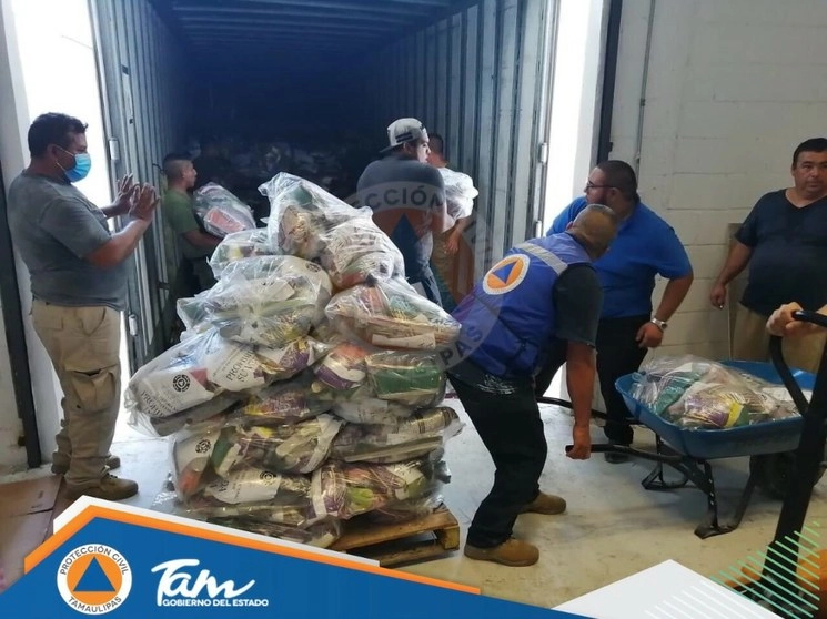 Protección Civil Tamaulipas informó que a partir del sábado arribaron los primeros tráiler con insumos de subsistencia del FONDEN. Foto cortesía gobierno de Tamaulipas