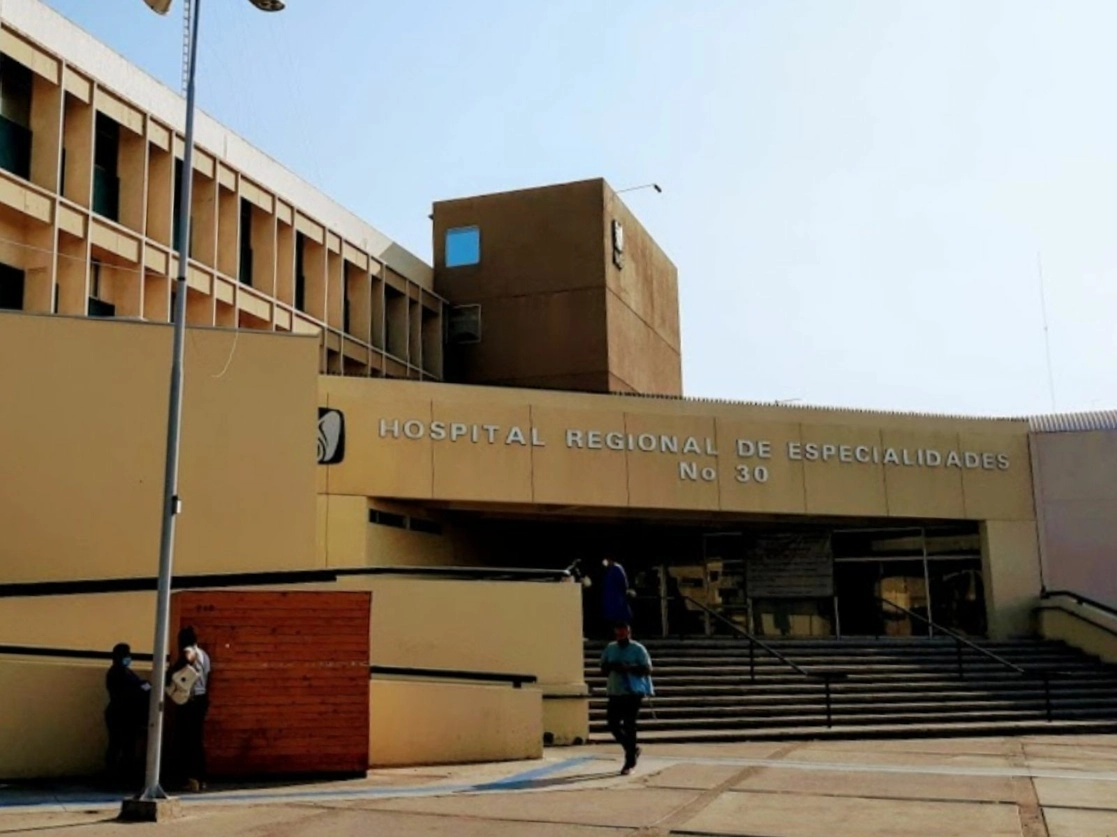 Los centros que cuentan con esta placa son el Hospital General de Zona 30 de Mexicali (en la imagen), los hospitales 1 y 20 de Tijuana y el 8 de Ensenada, así como el Hospital Rural IMSS-Bienestar 69 de San Quintín, en Baja California. Foto tomada de Google Maps / Archivo