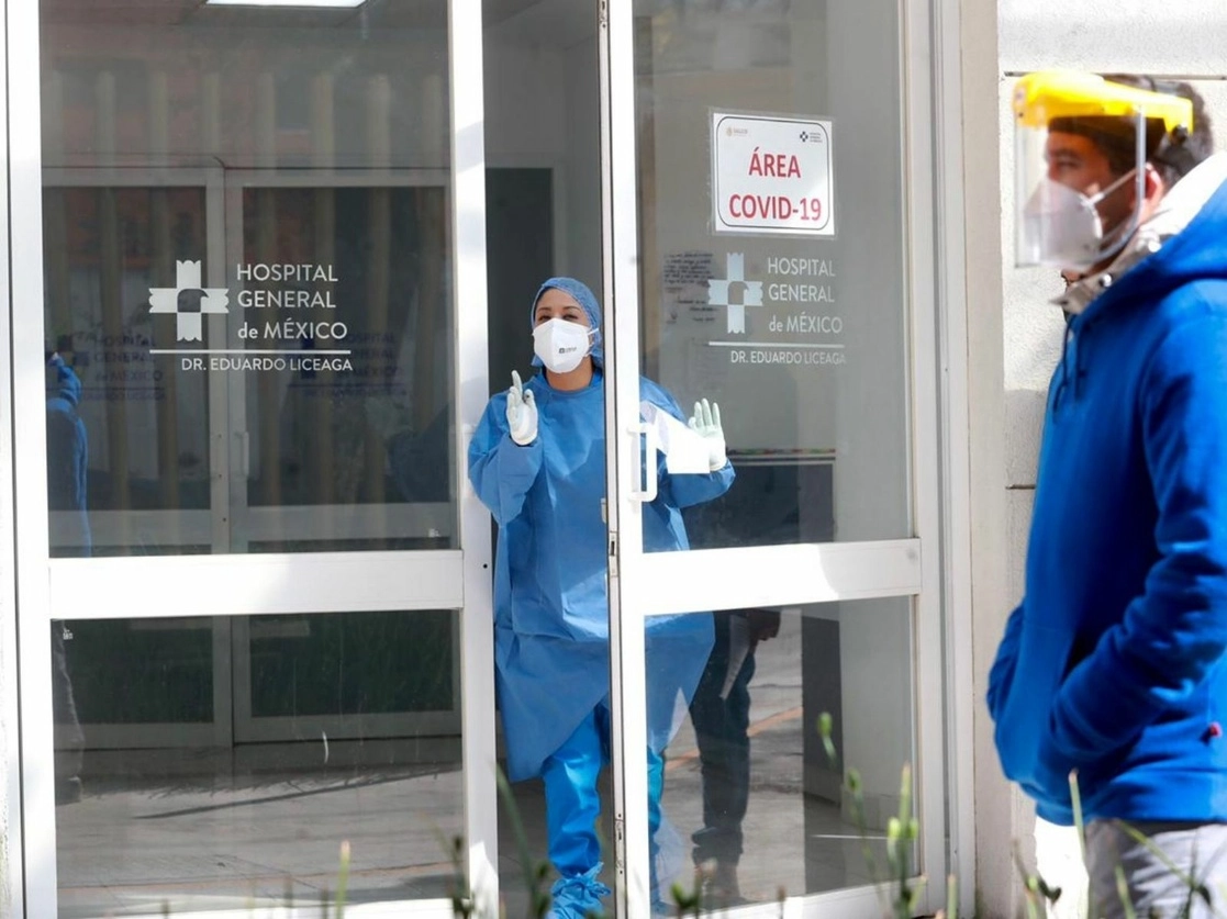 Personal médico del área de urgencias respiratorias por Covid-19 del Hospital General de México, el 25 de enero de 2021. Foto Luis Castillo