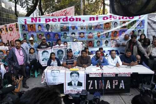 Familiares de los 43 normalistas desaparecidos, durante una conferencia de prensa. Foto Víctor Camacho / archivo