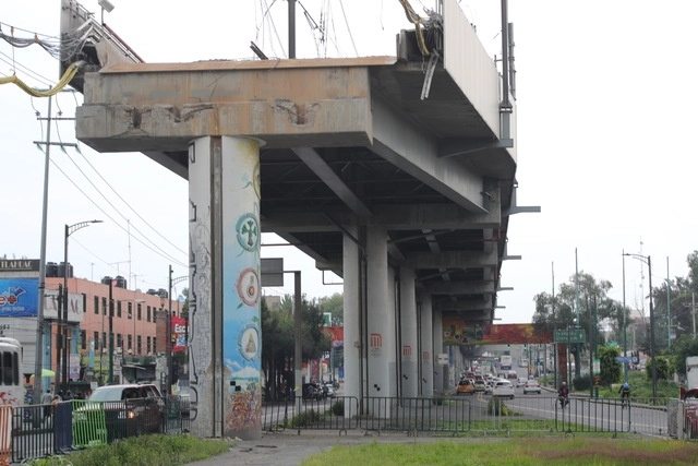 Columna que sostiene las vías del Metro de la Línea 12 tras el colapso. Foto Luis Castillo 