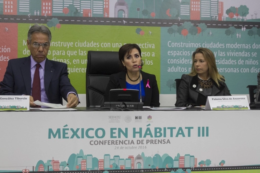 En esta imagen de archivo, Enrique González Tiburcio, junto a las ex titulares de Sedatu y Conavi, Rosario Robles y Paloma Silva de Anzorena. Foto Cuartoscuro