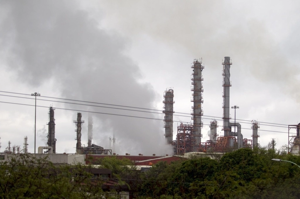 La refinería de Pemex en Cadereyta ha registrado niveles elevados de contaminación. Foto Cuartoscuro