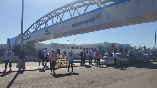 La maquiladora Skyworks, en Mexicali, Baja California, que produce microcircuitos de telecomunicaciones, suspendió actividades por crisis sanitaria. Foto Jorge Heras / Lindero Norte