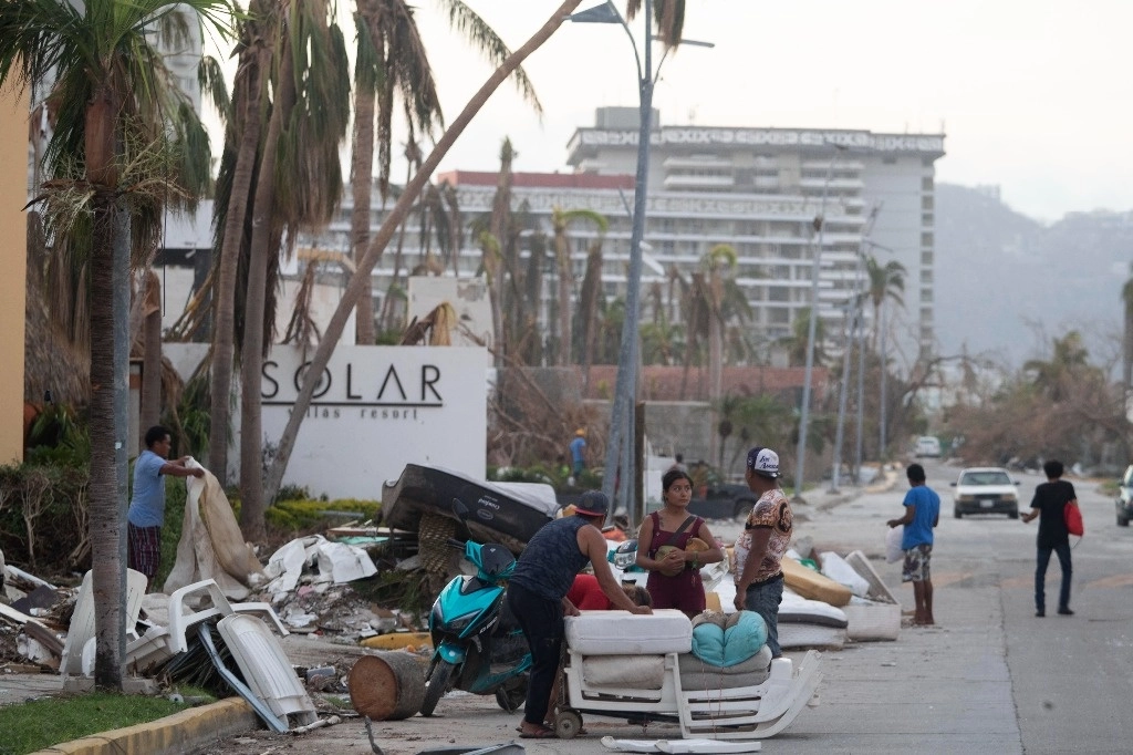 Damnificados por el huracán 'Otis' en Acapulco, Guerrero. Foto Alfredo Domínguez