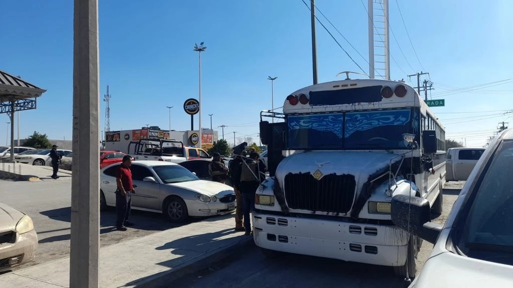 Los migrantes fueron hallados al interior de un autobús. Foto tomada de la cuenta de X @JesusRCuevas