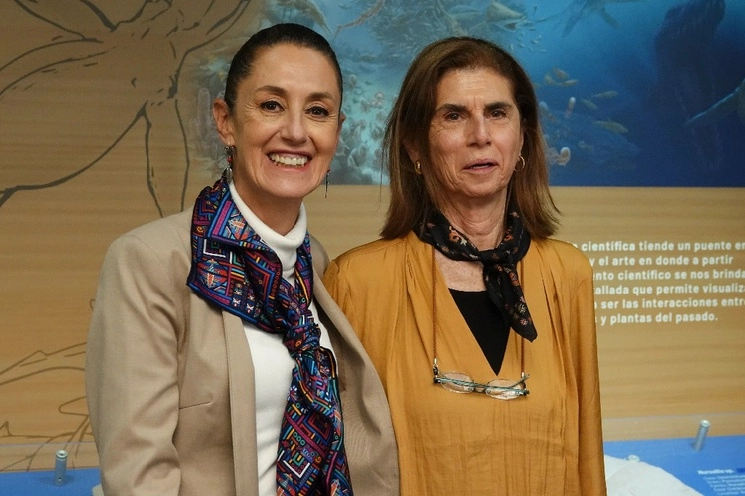 Claudia Sheinbaum, jefa de Gobierno, acompañada de su mamá, Annie Pardo, durante un recorrido en el Museo Universum. Foto Cuartoscuro / Archivo