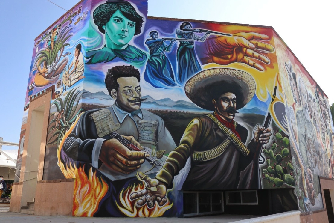El mural ‘Raíces de esperanza, rastros de nuestra historia’ fue plasmado en foro de San Salvador, Hidalgo, por alumnos de la escuela comunitaria Siqueiros. La obra es una mezcla de nuestro pasado indígena y las luchas nacionales. Foto ‘La Jornada’